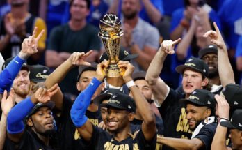 2025. június 22 -én; Oklahoma City, Oklahoma, Egyesült Államok; Oklahoma kapus, a City Thunder Shai Gilgeous-Alexander (2) felveti a Larry O'Brien bajnokság trófeáját, míg az Oklahoma City Thunder híres, miután megnyerte az NBA 2025 döntőjének hét mérkőzését az Indiana Pacers ellen a PayCC Központban. Kötelező hitel: Alonzo Adams-Imagn Images TPX képek a nap