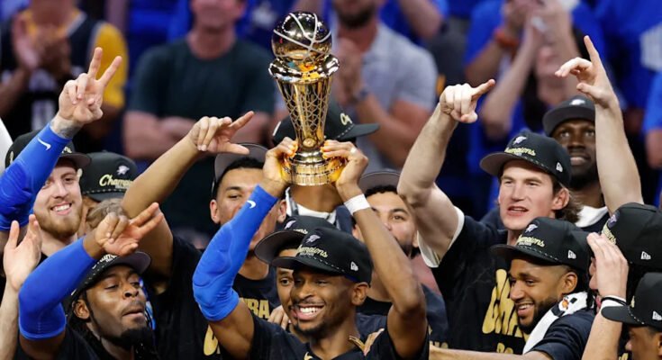 2025. június 22 -én; Oklahoma City, Oklahoma, Egyesült Államok; Oklahoma kapus, a City Thunder Shai Gilgeous-Alexander (2) felveti a Larry O'Brien bajnokság trófeáját, míg az Oklahoma City Thunder híres, miután megnyerte az NBA 2025 döntőjének hét mérkőzését az Indiana Pacers ellen a PayCC Központban. Kötelező hitel: Alonzo Adams-Imagn Images TPX képek a nap