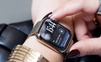 Az Apple Watch 10 sorozatú zenei widgetet néző személy