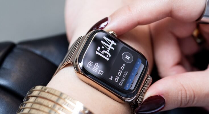 Az Apple Watch 10 sorozatú zenei widgetet néző személy
