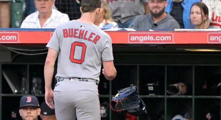 A Boston Red Sox, Walker Buehler indítója a kesztyűbe dobja kesztyűjét.