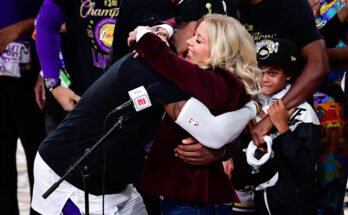 A Buena -tó Vista, Florida - Október 11 .: A Lebron James # 23 és a Los Angeles -i Lakers Jeanie Buss tulajdonosa meghúzta, miután megnyerte a 2020 -as NBA bajnokság döntőjét a Miami Heat -en az NBA 2020 döntőjének hatodik játékában az ADDENHEALLS arénában, az ESPN WILD WIRD World Sportkomplexum -komplexum -komplexumban, 2020. október 11 -én, Florida -ban. Megjegyzés a felhasználóhoz: A felhasználó kifejezetten felismeri és egyetért azzal, hogy a fénykép letöltésével vagy vagy felhasználásával a felhasználó hozzájárult a Getty Images License Megállapodás feltételei szerint. (Fotó: Douglas P. Defelice / Getty Images)