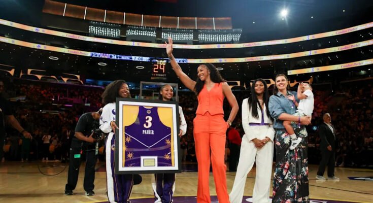 A korábbi Sparks csillag, Candace Parker hullámzik, miközben a családja mellett állt a Jersey nyugdíjazási ünnepségen