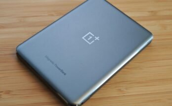 A kép tartalmazhatja az elektronikus számítógépes laptop PC hardver hardver hardver mobiltelefonot és telefont