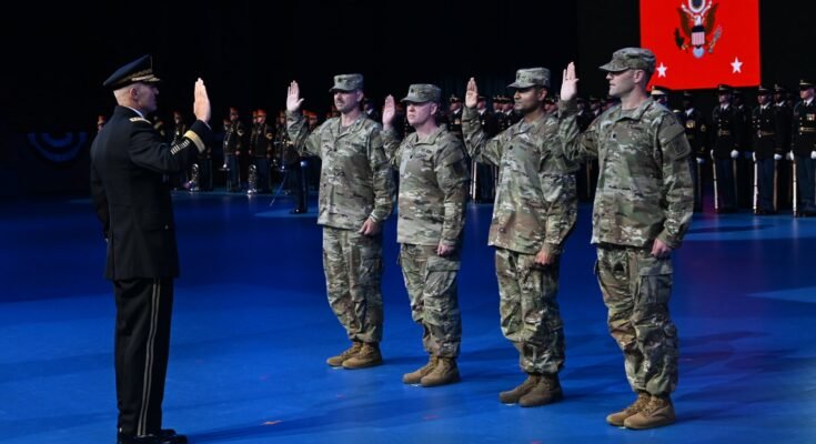 A hadsereg vezérigazgatója, Randy A. George tábornok automatikusan esküt tesz a Four New Lt -en. Az amerikai hadsereg kols. Egy ...