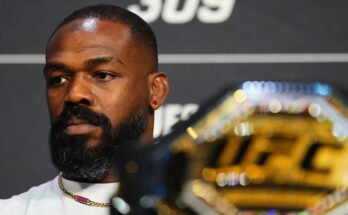 New York, New York - november 14.: Jon Jones az UFC 309 sajtótájékoztatóját vizsgálja a Théâtre de Madison Square Garden -ben, 2024. november 14 -én, New York -ban. (Chris Unger / Zuffa LLC fényképe)