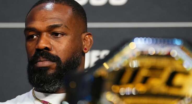 New York, New York - november 14.: Jon Jones az UFC 309 sajtótájékoztatóját vizsgálja a Théâtre de Madison Square Garden -ben, 2024. november 14 -én, New York -ban. (Chris Unger / Zuffa LLC fényképe)