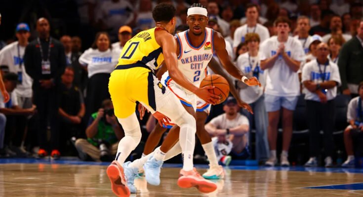 Oklahoma City, OK - június 5.: Tyrese Haliburton # 0 Az Indiana Pacers -től kezeli a labdát, míg Shai Gilgeous -ALEXANDER # 2 az Oklahoma City Thunder -ből a védelem a mérkőzés során, az egyik NBA 2025 döntőben, 2025. június 5 -én, a Pyycom központban, Oklahoma City, Oklahoma. Megjegyzés a felhasználóhoz: A felhasználó kifejezetten felismeri és egyetért azzal, hogy a fénykép letöltésével vagy vagy felhasználásával a felhasználó hozzájárult a Getty Images License Megállapodás feltételei szerint. Kötelező szerzői jogi vélemény: Copyright 2025 NBAE (Zach Beeker / NBAE fotója a Getty Images -en keresztül)