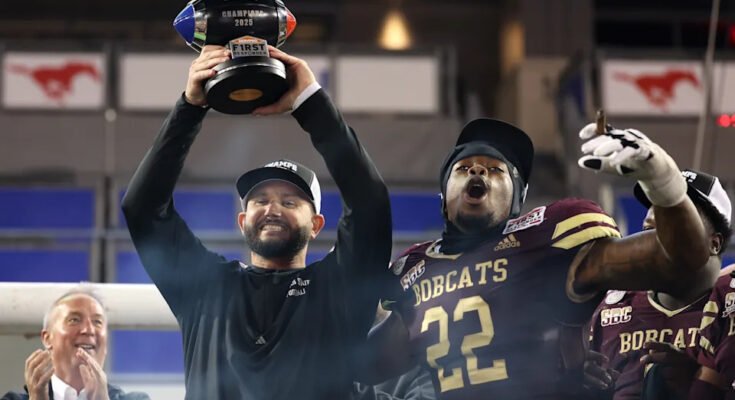 Dallas, Texas - Január 03.: GJ Kinne, a texasi államból származó Bobcats vezető edzője felveti a trófeát, és híres Kalil Alexander # 22 -rel, miután megverte az Észak -Texas Mean Green -t a Gerald J. Ford Stadionban, 2025. január 03 -án, Dallasban, Dallasban. (Sam Hodde / Getty Images fényképe)