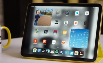 Egy fotó a 11. generációs iPadről az asztalon.