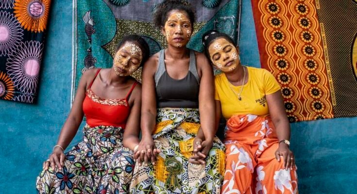Csoportos portré (balról jobbra: az FGS Rahama Abdallah, Sylvia Razanaparana és Suzanie Yolandrie volt betegei. 2024. szeptember 18 -án, Ambanja kerületben, Madagaszkár északi részén.