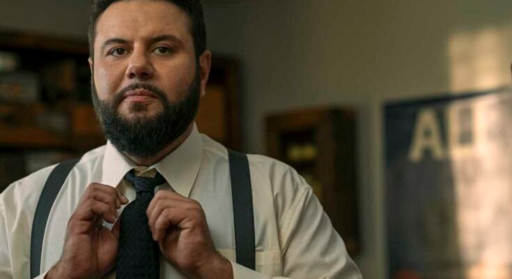 Mohammed Amer Mo címet játszik a Netflix show -ban. A TV NPR kritikus, Eric Deggans azt mondta, hogy az Emmy szavazóknak MO -t az év egyik legjobb televíziós komédiájának kell tekinteniük.
