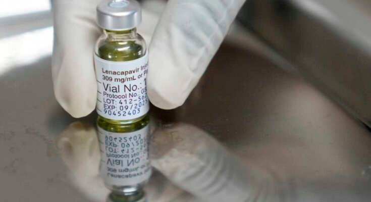 Egy gyógyszerész lenacapavir -palackot, az új HIV -megelőzési megelőző gyógyszert birtokol a Masiphumelelelelelelelele Lesmond Tutu Health Foundation -en, a dél -afrikai Fokvárosban, 2024. július 23 -án, kedden, amely a Lenacapavir gyógyszer -teszt egyik helyszíne volt a Gilead Lenacapavir -jének.
