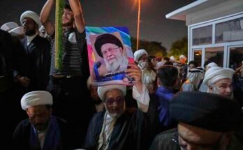 Egy iraki síita vallás az Ayatollah Ali Khamenei legfelsõbb iráni fõnökének portréját tartja az izraeli támadások ellen több város ellen Iránon keresztül, az erődített zöld zónába vezető hídon, ahol az Egyesült Államok nagykövetsége Bagdadban, Irakban található, csütörtökön.