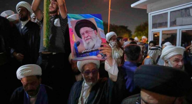 Egy iraki síita vallás az Ayatollah Ali Khamenei legfelsõbb iráni fõnökének portréját tartja az izraeli támadások ellen több város ellen Iránon keresztül, az erődített zöld zónába vezető hídon, ahol az Egyesült Államok nagykövetsége Bagdadban, Irakban található, csütörtökön.
