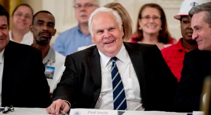 A FedEx vezérigazgatója, Fred Smith megjelenik egy aláírási ünnepségen, ahol Donald Trump elnök aláírt egy rendeletet, amely 2018. július 19 -én, csütörtökön, Washingtonban, a Fehér Ház keleti házában, a Fehér Ház keleti házának nemzeti tanácsának nemzeti tanácsát hozta létre.