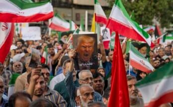 Az iráni tüntetők szlogeneket énekelnek, és egy plakátot tartunk egy vámpír típusú Trump elnöknek a vasárnap a Place de la Revolution de La Revolution -ban, hogy tiltakozzunk az iráni nukleáris helyek elleni amerikai támadások ellen.
