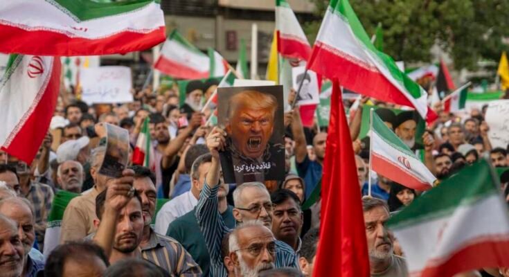 Az iráni tüntetők szlogeneket énekelnek, és egy plakátot tartunk egy vámpír típusú Trump elnöknek a vasárnap a Place de la Revolution de La Revolution -ban, hogy tiltakozzunk az iráni nukleáris helyek elleni amerikai támadások ellen.