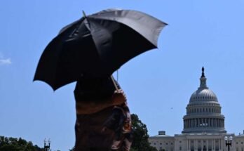 Pénteken, egy ember esernyőt használ a washingtoni Capitol Hill közelében, DC -ben. A Nemzeti Időjárási Szolgálat szerint az Egyesült Államok az első jelentős hőkorhullámot tapasztalja a nagyállamon, és a Midwest és a Nagy -tavak bizonyos részein fejlődik a hétvégén.