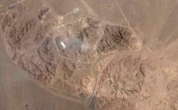 Ez a Planet Labs PBC műholdas fényképe az Irán földalatti nukleáris dúsító helyét a Fordo -ban mutatja, miután egy amerikai légi sztrájk 2025. június 22 -én, vasárnap a telepítést célozta meg.