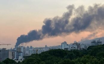 A füst robbanásba emelkedik az Iráni Iszlám Köztársaság (IRIB) építésében Teheránban, miután egy izraeli sztrájk elérte az épületet, csökkentve a lefedettséget június 16 -án.