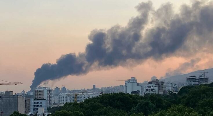 A füst robbanásba emelkedik az Iráni Iszlám Köztársaság (IRIB) építésében Teheránban, miután egy izraeli sztrájk elérte az épületet, csökkentve a lefedettséget június 16 -án.