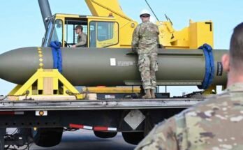 Az Egyesült Államok légierő által 2023. május 2-án közzétett fotón a Aviators a GBU-57-et vagy a hatalmas lőszer bombáját nézi a Missouri-i Whiteman légi bázison.