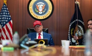Ebben a Fehér Ház által nyújtott dokumentumban Trump elnök és Marco Rubio államtitkár ülnek a helyzetteremben, miközben figyelemmel kísérik azt a missziót, amely szombaton három iráni nukleáris dúsító helyet vont le a Fehér Házban. (Fotó: Daniel Torok / A Fehér Ház a Getty Images -en keresztül)