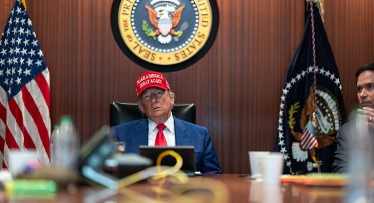 Ebben a Fehér Ház által nyújtott dokumentumban Trump elnök és Marco Rubio államtitkár ülnek a helyzetteremben, miközben figyelemmel kísérik azt a missziót, amely szombaton három iráni nukleáris dúsító helyet vont le a Fehér Házban. (Fotó: Daniel Torok / A Fehér Ház a Getty Images -en keresztül)