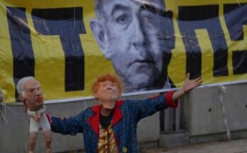 Az emberek részt vesznek egy demonstrációban, amely megköveteli a háború végét és a Hamász túszok azonnali szabadon bocsátását a Gázai övezetben, valamint Benjamin Netanyahu miniszterelnök kormánya ellen, 2025. június 28 -án, szombaton.
