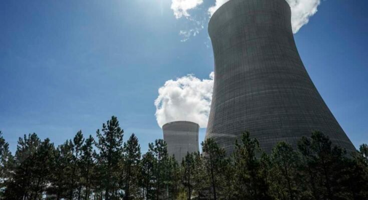 Fájl - A bal oldali és négy hűtőtorony közül háromnak látható, hogy 2024. május 31 -én, pénteken, Alvin W. Vogtle nukleáris reaktorának beépíti az Alvin W. Vogtle nukleáris reaktorát, Waynesboro, GA. (AP Photo / Mike Stewart, fájl)