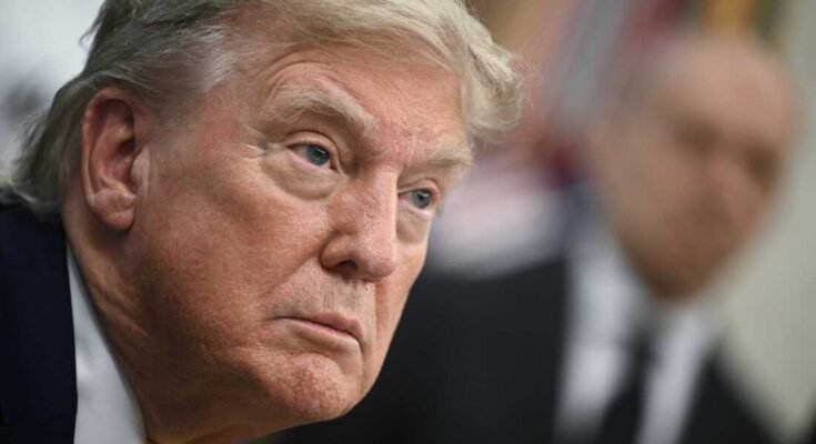 Trump elnök olyan változtatásokat hajt végre, amelyek megkönnyítik a szövetségi alkalmazottak elbocsátását, akik jelenleg jelentős foglalkoztatási védelmet nyújtanak.