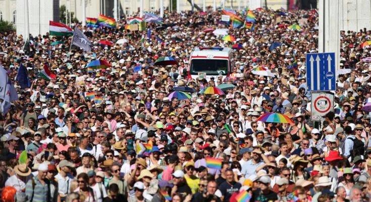 A Pride March résztvevői szombaton keresztezik az Elisabeth -hídot Budapesten, Magyarországon.