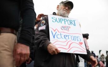 John Spitzberg, 87 éves, van egy "Támogassa veteránjainkat" Jel a "Veteránok márciusa" A Nemzeti Bevásárlóközpontban, 2025. március 14 -én, Washington DC -ben