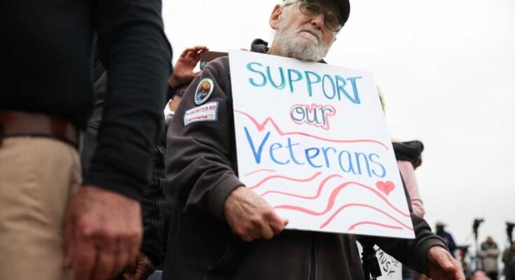 John Spitzberg, 87 éves, van egy "Támogassa veteránjainkat" Jel a "Veteránok márciusa" A Nemzeti Bevásárlóközpontban, 2025. március 14 -én, Washington DC -ben