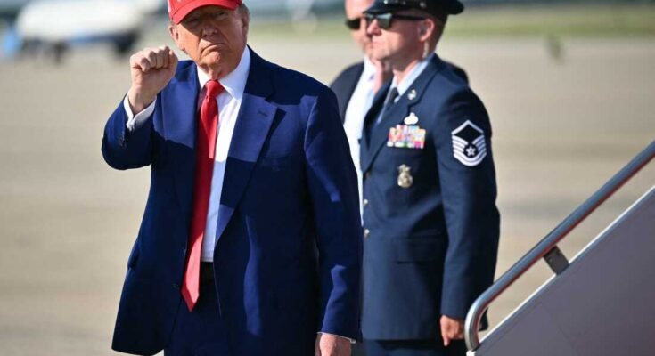 Trump elnök pumpálja ökölét, miután szombaton elhagyta a légierőt Andrews közös bázisára.
