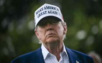 TOPSHOT - Donald Trump, az Egyesült Államok elnöke beszél a sajtóval, miközben a munkavállalók 2025. június 18 -án egy nagy zászlórúdot telepítenek a Washington DC -ben, a Washington DC déli gyepére. Trump elnök szerdán hagyta -e az Egyesült Államok Iránban az izraeli sztrájkokat, amikor azt mondta, hogy a Téhran tárgyalások. "Meg tudom csinálni, lehet, hogy nem az. Úgy értem, senki sem tudja, mit fogok csinálni," Trump elmondta az újságíróknak, amikor felügyelte egy új árboc telepítését a Fehér Ház déli gyepére. (Fotó: Brendan Smialowski / AFP) (Fotó: Brendan Smialowski / AFP a Getty Images -en keresztül)