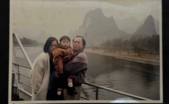 Chang Chih-Yuan, amikor gyermeke volt, anyjával, Liang-nal és tajvani apjával, miközben még mindig Kínában éltek.