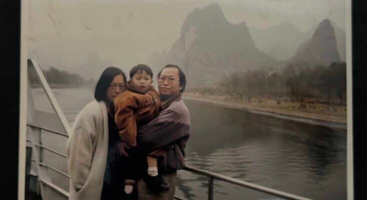 Chang Chih-Yuan, amikor gyermeke volt, anyjával, Liang-nal és tajvani apjával, miközben még mindig Kínában éltek.