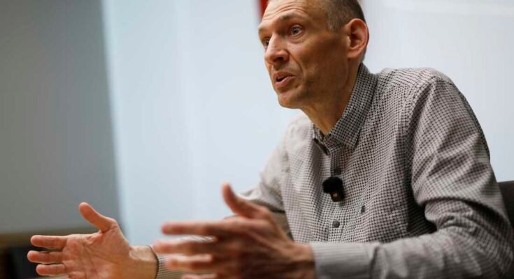 Syarhei Tsikhanouski, a belorusz ellenzék aktivistája, amelyet a börtönből megszabadítottak a börtönből, beszél egy interjú során az Associated Press -szel, Litvániában, Vilniusban, 2025. június 22 -én, vasárnap. (AP Photo / Mindaugas Kulbis)