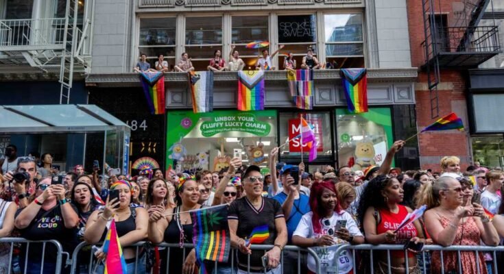 A tömeg figyeli, hogy az emberek részt vesznek a New York -i vasárnap a Pride de New York 2025 -ben.