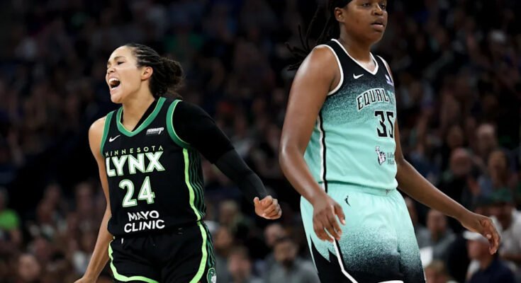 Minneapolis, Minnesota - július 30 .: A Minnesota Lynx Naphesa Collier # 24. # 24. HASZNÁLATA HÁROMIK -pont lövés, míg a New York -i Liberty Jonquel Jones # 35. # 35 -ös a második negyedévben a Célközpontba 2025. július 30 -án reagál a Minnesota -i Minneapolis -ban. Megjegyzés a felhasználóhoz: A felhasználó kifejezetten felismeri és egyetért azzal, hogy a fénykép letöltésével vagy vagy felhasználásával a felhasználó hozzájárult a Getty Images License Megállapodás feltételei szerint. (Fotó: Ellen Schmidt / Getty Images)