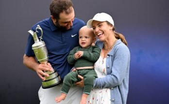 Fotó: Scottie Scheffler, az Egyesült Államok, a 18. zöld győzelmét ünnepli fiával, Bennett Schefflerrel, feleségével, Meredith Schefflerrel a 153. bajnokságon, a Royal Portthy Golfklubban, 2025. július 20 -án, Portrush -ban, Észak -Írországban.