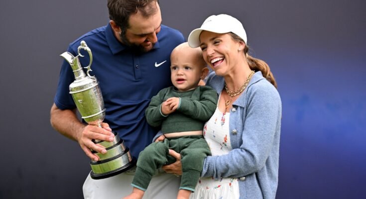 Fotó: Scottie Scheffler, az Egyesült Államok, a 18. zöld győzelmét ünnepli fiával, Bennett Schefflerrel, feleségével, Meredith Schefflerrel a 153. bajnokságon, a Royal Portthy Golfklubban, 2025. július 20 -án, Portrush -ban, Észak -Írországban.