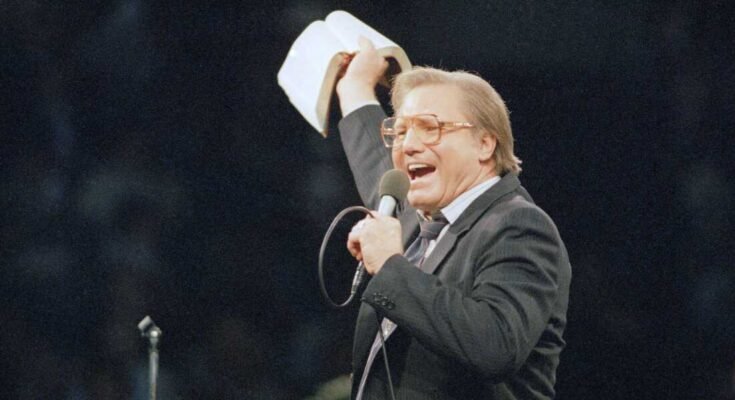Jimmy Swaggart tiszteletes gesztusokat tett a Bibliával a Los Angeles -i Sport -arénában egy 1987 -es Los Angeles -i szolgálat során.