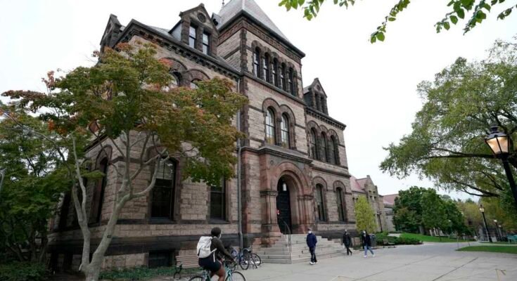 Látjuk, hogy az emberek 2020. október 12 -én átlépik a Brown University campusot Providence -ben (RI).
