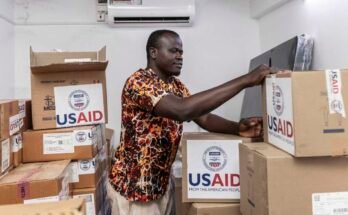 Kisumu, Kenya - április 24: Joseph Njer Airo gyógyszerész ellenőrzi az antiretrovirális gyógyszerek dobozát "USAID," A Migosi alulteljesített kórházának 2025. április 24 -én, Kisumuban a Kisumu -ban, a Kenya -ban a Migosi alulteljesített kórházának finanszírozásának finanszírozását megelőző utolsó adományától kezdve Kenyában az egyik legmagasabb HIV -arány, a felnőtt lakosság mintegy 17,6% -a él a vírus mellett, majdnem ötszöröse az országos átlag 4,5% -ának. 2025 -ben Kisumu a növekvő egészségügyi válság fókuszpontjává vált, miközben az Egyesült Államok Nemzetközi Fejlesztési Kupa (USAID) Kupa (USAID) Kupa finanszírozását a helyi egészségügyi rendszerben. Az USAID 84,1 milliárd KES -t (mintegy 600 millió USD) küldött Kenyába, hogy támogassa számos ágazatot, ideértve az egészségügyet, az oktatást és a gazdasági fejlődést. A 18,8 milliárd KES -t elosztották a HIV / AIDS programokhoz, amelyek nélkülözhetetlen mentési bója volt olyan régiók számára, mint a Kisumu. Úgy tűnt, hogy ez bürokratikus kiigazításnak tűnt, mivel Donald Trump elnökévé vált a mentési szolgáltatások súlyos megzavarásához. A klinikák leállnak, csökkennek az alapvető gyógyszerekhez való hozzáférés, és néhány anyát arra kényszerítettek, hogy az antiretrovirális kezeléseket (ARV) adják, és kockáztatják mind az egészségüket, mind a gyermekeiket. Az élet ezrei egyensúlyban vannak, és sürgős és tartós beavatkozás nélkül a HIV megelőzésében és kezelésében az elmúlt két évtizedben elért haladás gyorsan megszabadulhat.