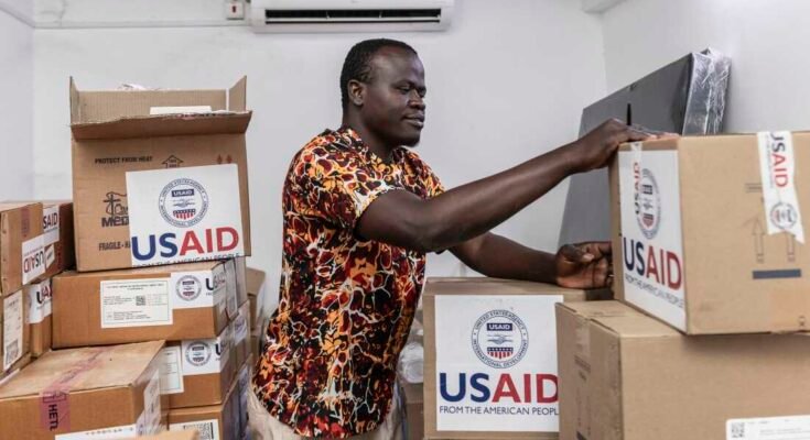 Kisumu, Kenya - április 24: Joseph Njer Airo gyógyszerész ellenőrzi az antiretrovirális gyógyszerek dobozát "USAID," A Migosi alulteljesített kórházának 2025. április 24 -én, Kisumuban a Kisumu -ban, a Kenya -ban a Migosi alulteljesített kórházának finanszírozásának finanszírozását megelőző utolsó adományától kezdve Kenyában az egyik legmagasabb HIV -arány, a felnőtt lakosság mintegy 17,6% -a él a vírus mellett, majdnem ötszöröse az országos átlag 4,5% -ának. 2025 -ben Kisumu a növekvő egészségügyi válság fókuszpontjává vált, miközben az Egyesült Államok Nemzetközi Fejlesztési Kupa (USAID) Kupa (USAID) Kupa finanszírozását a helyi egészségügyi rendszerben. Az USAID 84,1 milliárd KES -t (mintegy 600 millió USD) küldött Kenyába, hogy támogassa számos ágazatot, ideértve az egészségügyet, az oktatást és a gazdasági fejlődést. A 18,8 milliárd KES -t elosztották a HIV / AIDS programokhoz, amelyek nélkülözhetetlen mentési bója volt olyan régiók számára, mint a Kisumu. Úgy tűnt, hogy ez bürokratikus kiigazításnak tűnt, mivel Donald Trump elnökévé vált a mentési szolgáltatások súlyos megzavarásához. A klinikák leállnak, csökkennek az alapvető gyógyszerekhez való hozzáférés, és néhány anyát arra kényszerítettek, hogy az antiretrovirális kezeléseket (ARV) adják, és kockáztatják mind az egészségüket, mind a gyermekeiket. Az élet ezrei egyensúlyban vannak, és sürgős és tartós beavatkozás nélkül a HIV megelőzésében és kezelésében az elmúlt két évtizedben elért haladás gyorsan megszabadulhat.
