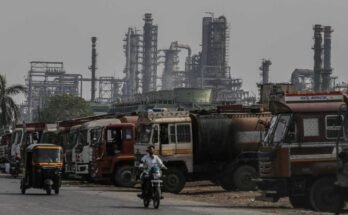 Az olajszállító tartályhajók egy olajfinomítón kívül helyezkednek el, amelyet a Bharat Petroleum Corp. Ltd. üzemeltet, Mumbaiban, Indiában.