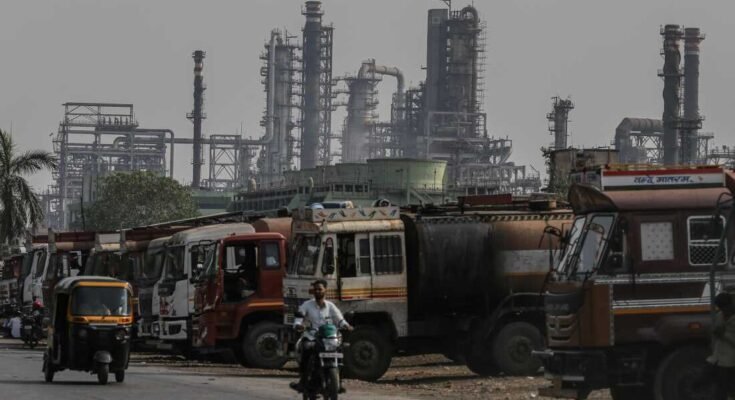 Az olajszállító tartályhajók egy olajfinomítón kívül helyezkednek el, amelyet a Bharat Petroleum Corp. Ltd. üzemeltet, Mumbaiban, Indiában.